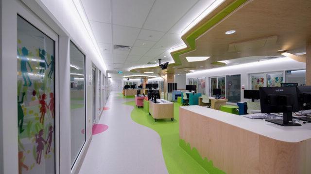 一个色彩斑斓的医院病房公共区域